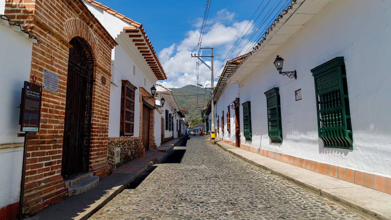 Calle empedrada del centro histórico colonial de Santa Fe de Antioquia