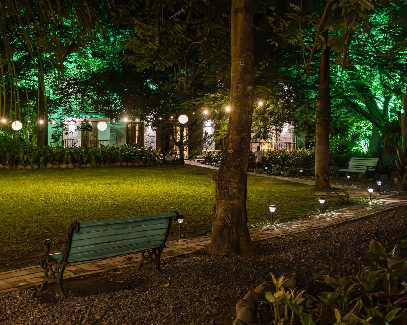 Banca en los jardines de Palma Serena al anochecer