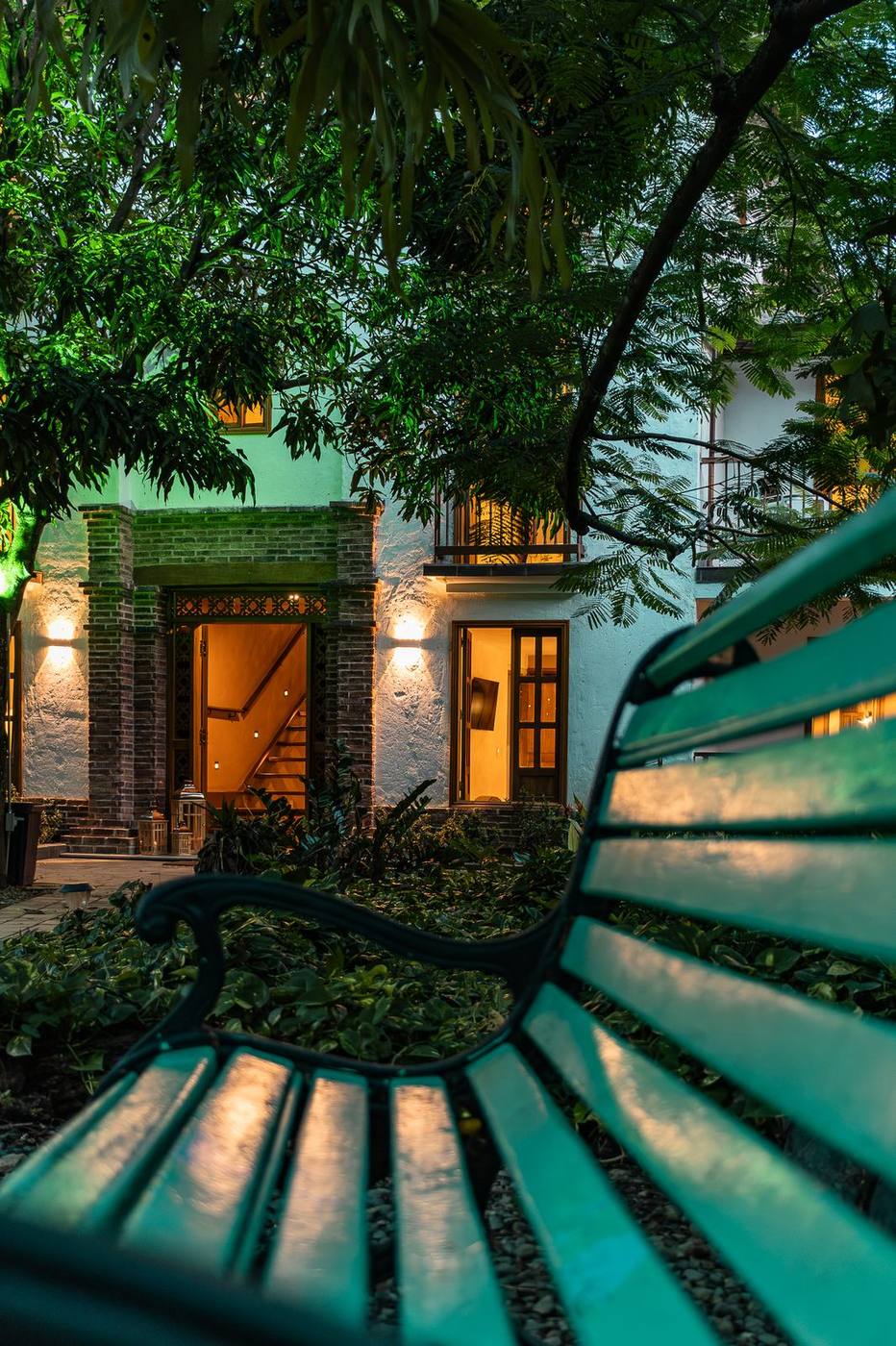 Jardín de Palma Serena de noche, con las habitaciones iluminadas