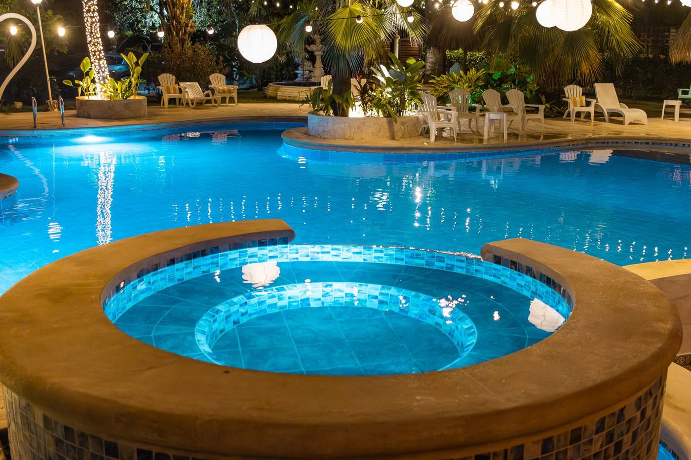 Jacuzzi y piscina de Palma Serena iluminados de noche