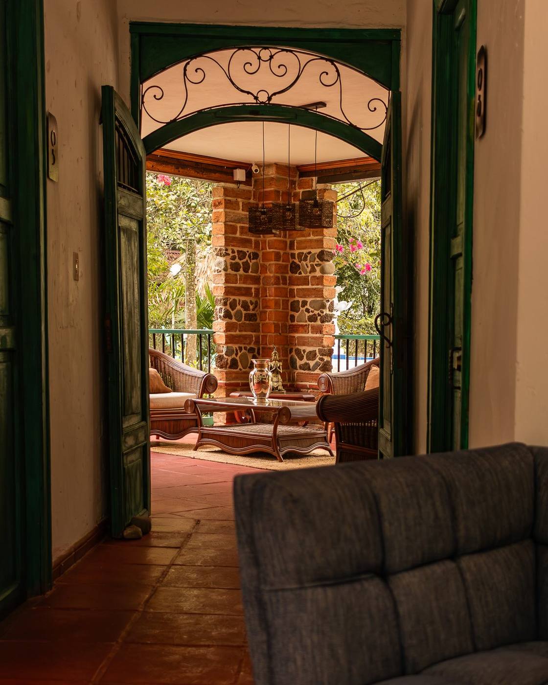 Zona social techada de Palma Serena Finca Hotel, con vista al jardín