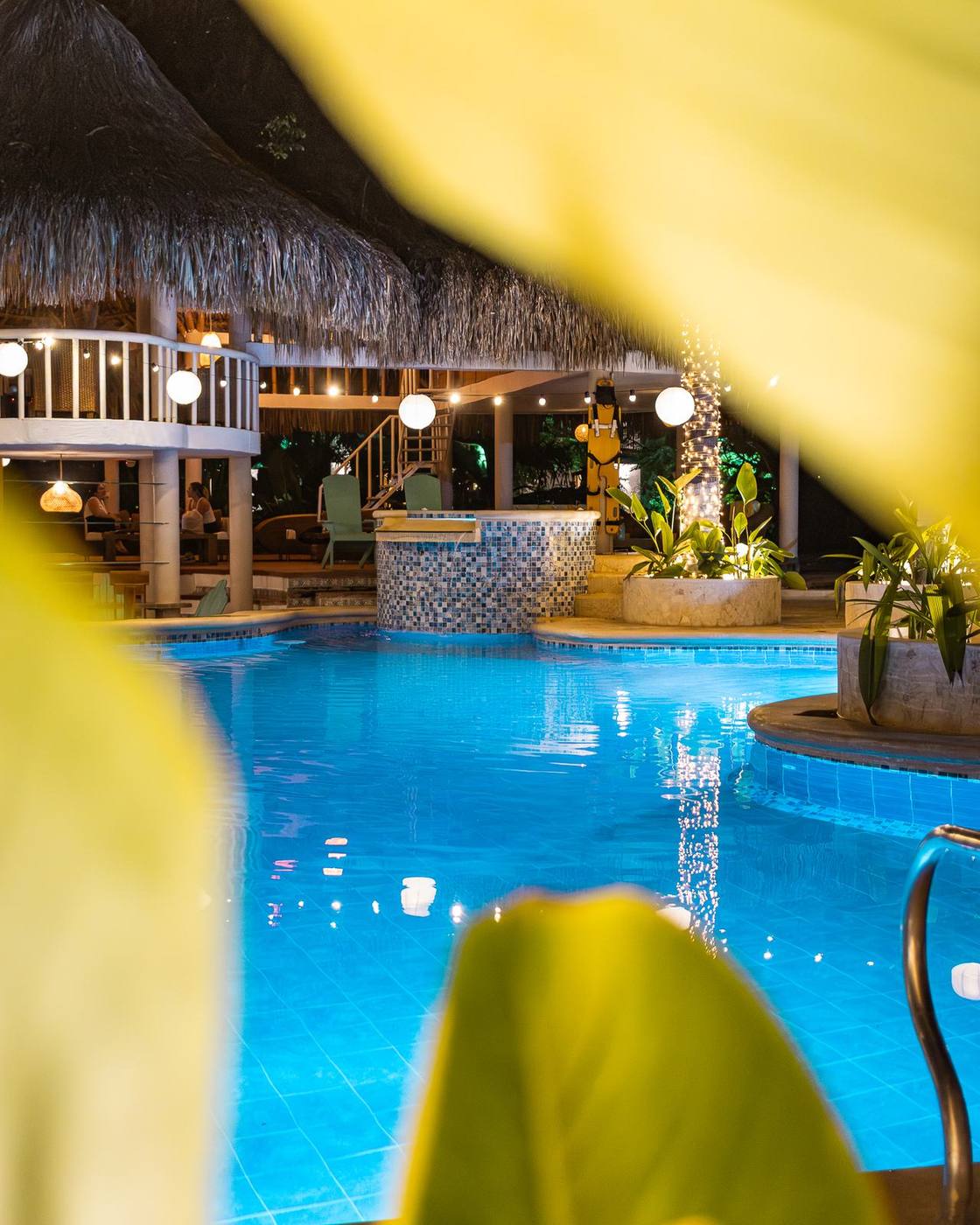 Piscina de Palma Serena iluminada de noche