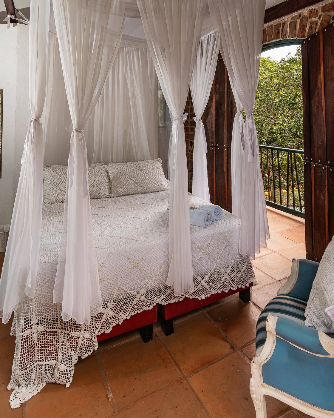 Habitación Especial en Palma Serena, cama con dosel y balcón privado