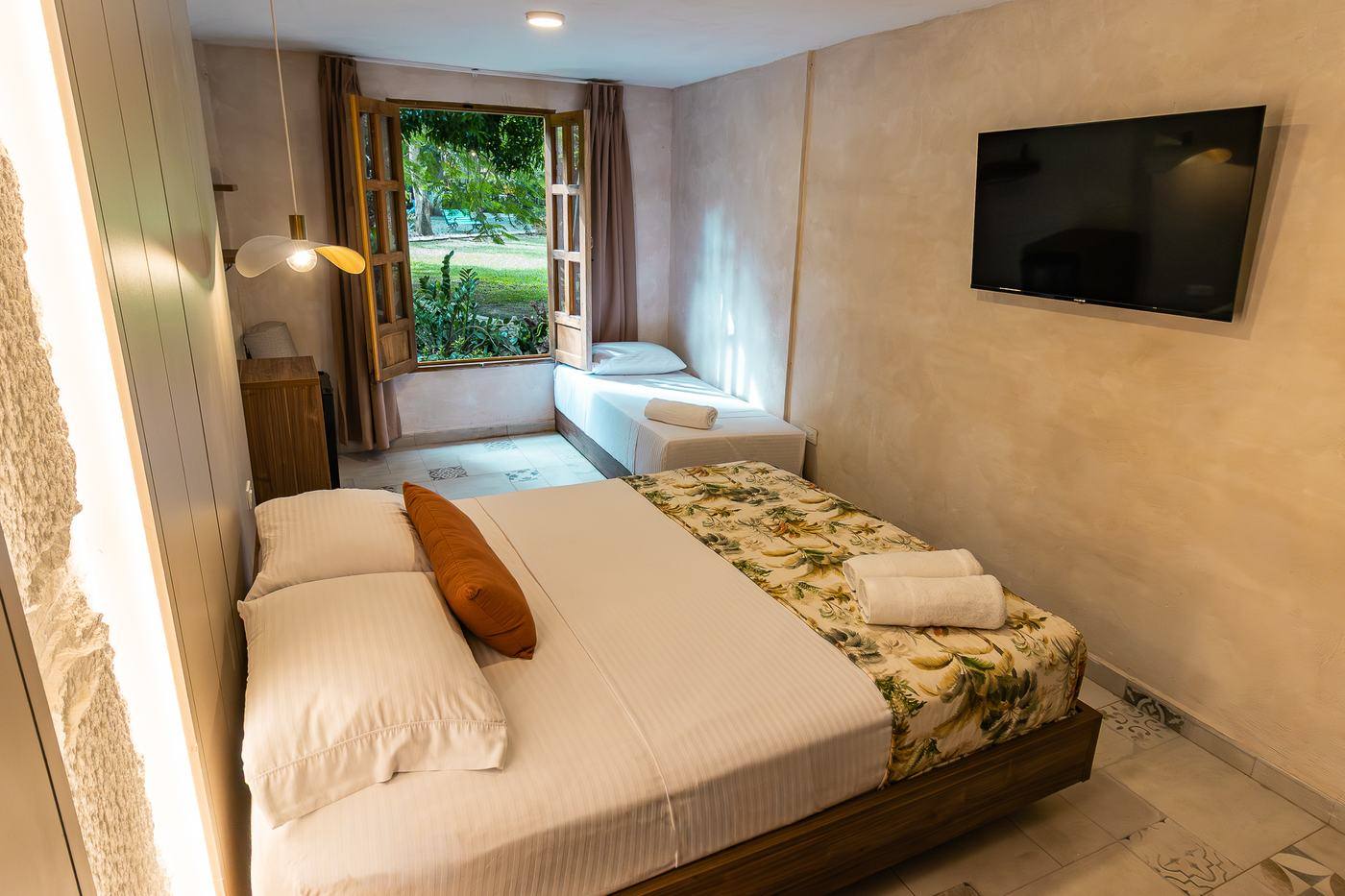 Suite Ventanal en Palma Serena, con gran ventanal y vista al jardín