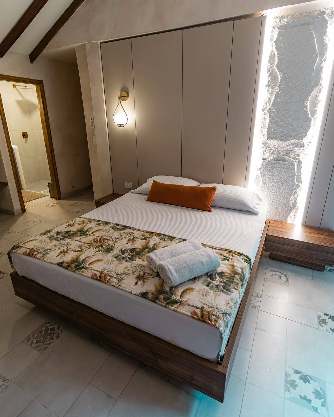 Habitación Suite en Palma Serena, cama Queen y escritorio